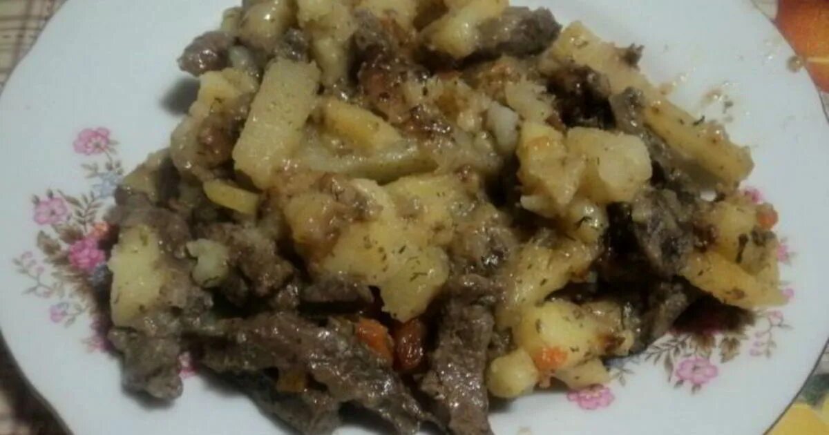 Печень тушеная с картошкой. Печень с луком и картошкой. Тушёная картошка с печенью говяжьей. Говяжья печень тушеная с картошкой.