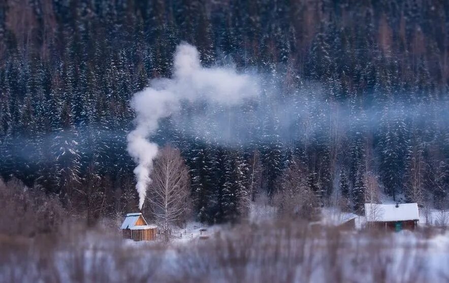 Деревенский домик дым из трубы. Дымок из трубы. Дым из трубы зимой. Зима дым из труб. Дым из трубы печи.