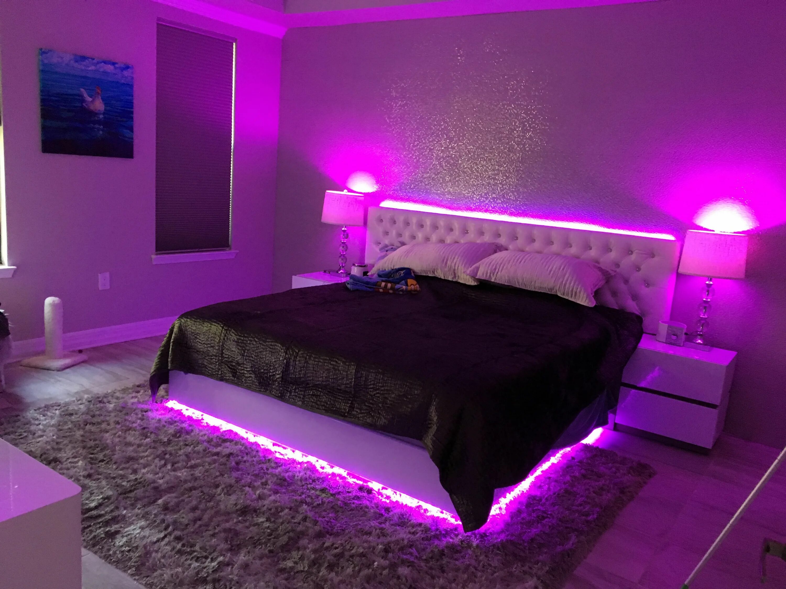 Как сделать освещение в домашних условиях. Подсветка в спальне. Комната со светодиодами. Комната с фиолетовой подсветкой. Фиолетовая полсвета в комнате.