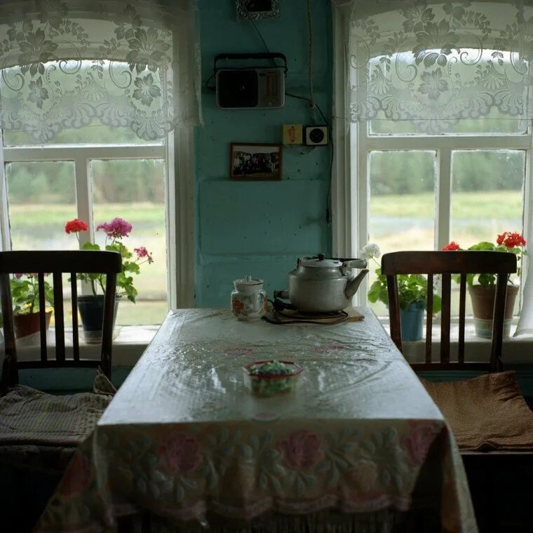 Дом бабушки в деревне. Дом в деревне внутри. дом на дереве внутри. деревенский дом изнутри. кухня в деревенском доме у бабушки.