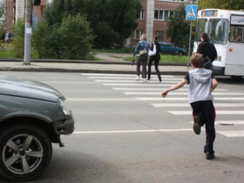 Дети на дороге. Нарушение правил дорожного движения детьми. Несовершеннолетний нарушитель ПДД. Мальчик перебегает дорогу в неположенном месте. Перебегал пешеходный переход