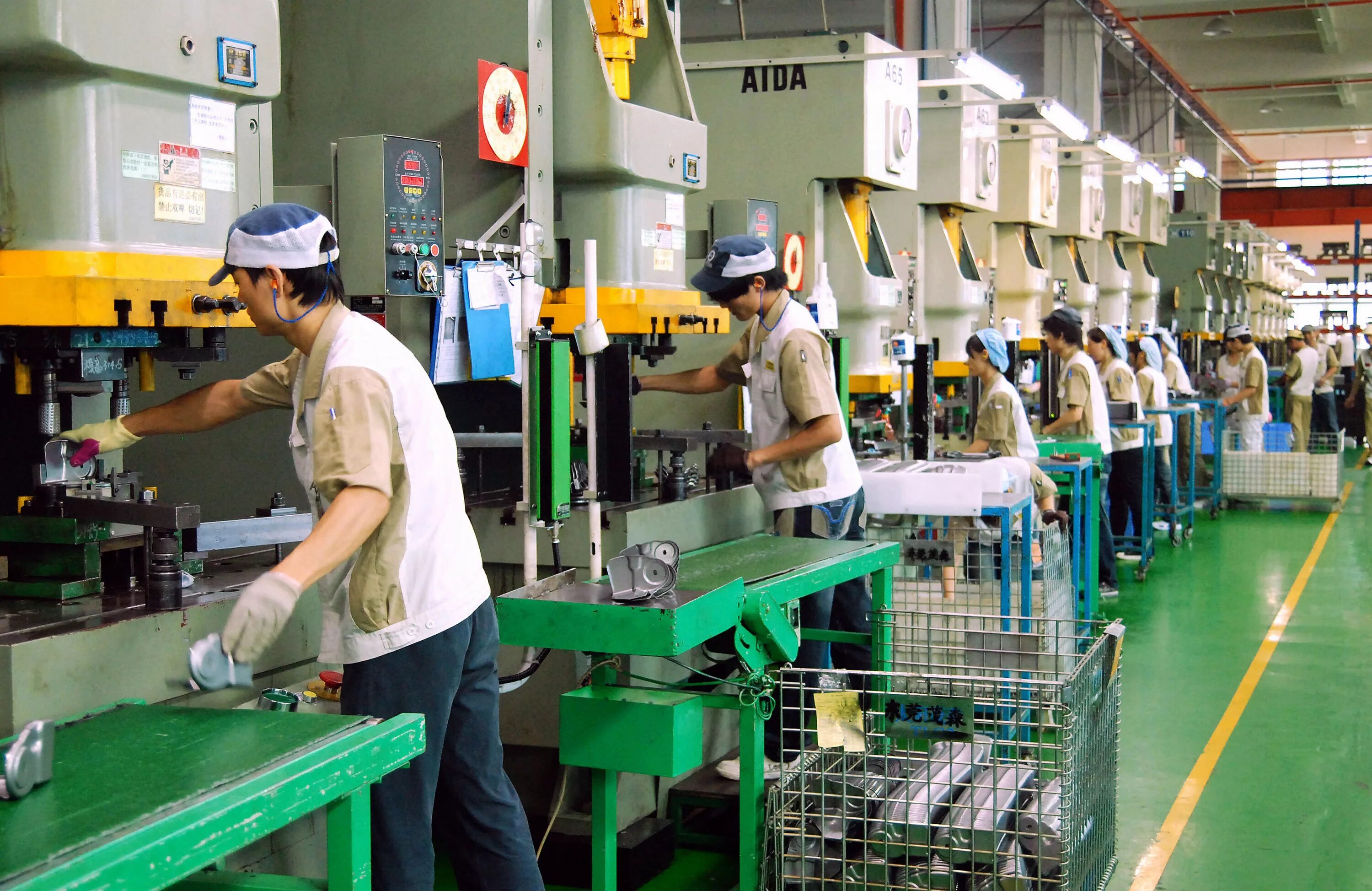 The customer factory. Oem производство. factory worker. workers in factory. фабрика в индии.