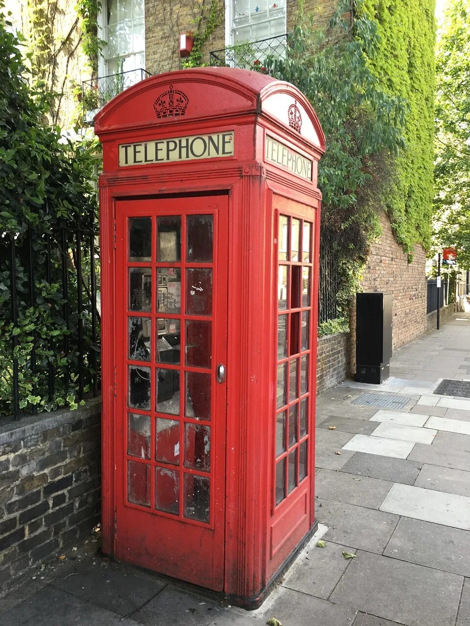 Телефонная будка в Великобритании. Красная телефонная будка в Лондоне. Красные Телефонные будки в Великобритании. Телефонная Бутка Англии. Анвап тубе на телефон