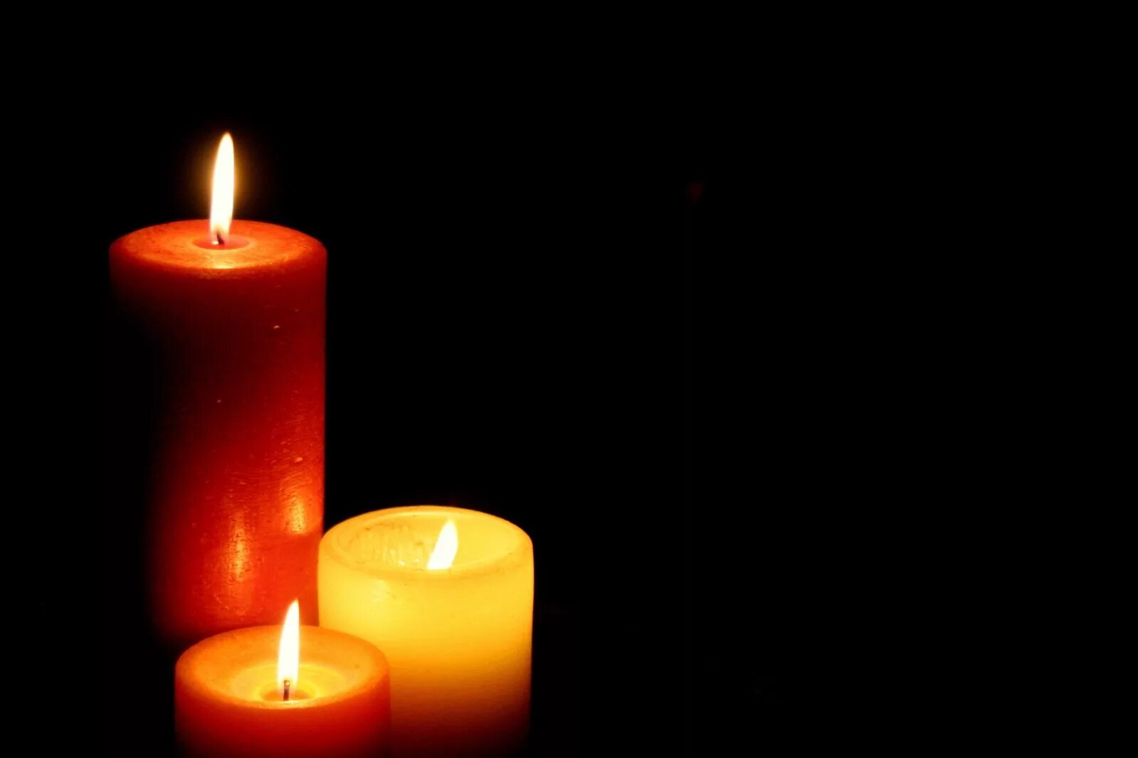 Горящая свеча в темноте. Свеча горит в темноте. Свеча во тьме. Горящие свечи в темноте. Горят три свечи