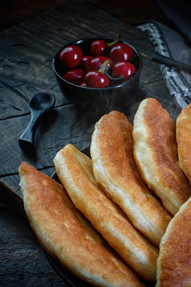 Дрожжевые пирожки с мясом рецепт. Пирожки жареные. Пирожки наидрожжевом тесте. Маленькие жареные пирожки. Выпечка на сковороде.