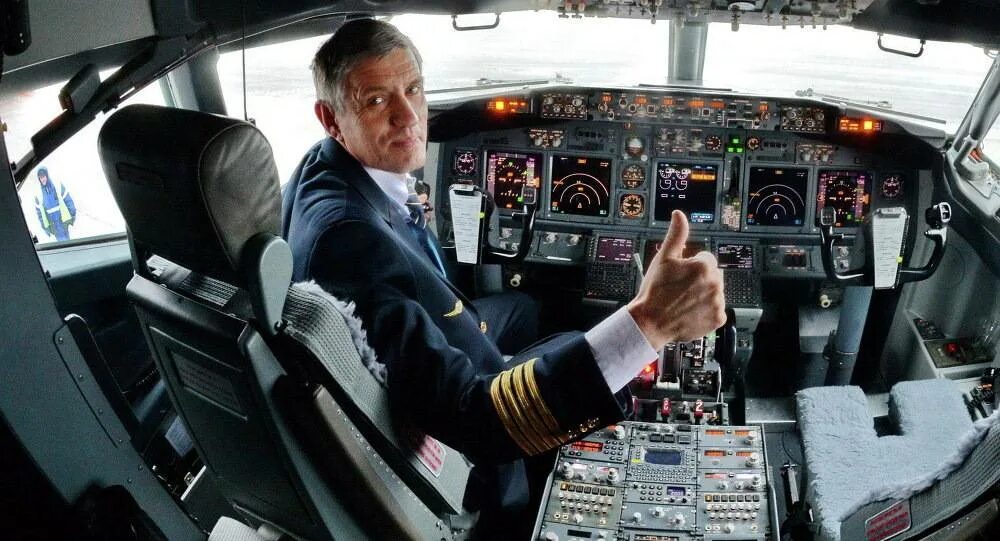 Пилот самолета. Форма пилота самолета. Возьмем пилота. Квс пилот. Форма командира воздушного судна.