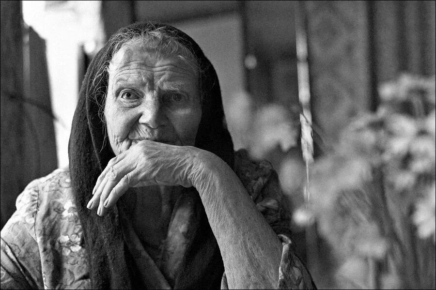 Старушка плачет. Старушка ждет. Старая мама плачет. Старенькая мама. Она же старенькая.