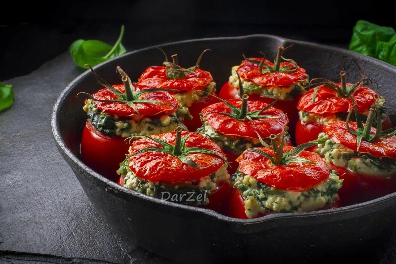 Какую закуску можно сделать из помидор. Черри фаршированные фетой. фарширов помидоры. фаршированные томаты черри. помидоры черри фаршированные сыром.