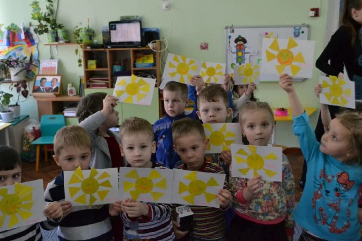 День смеха в группе раннего возраста. Рисование день смеха младшая группа. День смеха во второй младшей группе. Занятие с детьми старшей группы в день смеха. День смеха в средней группе.