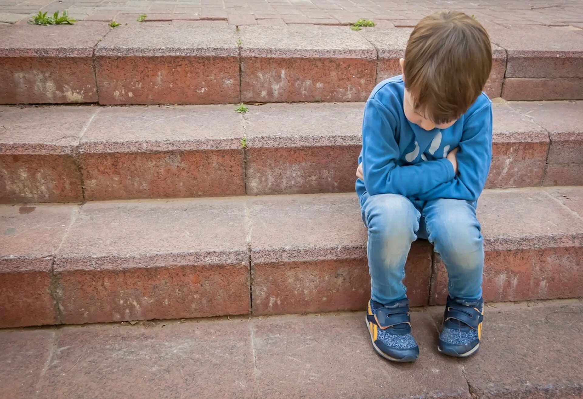 Sad kid. Обиженный мальчик. Мальчика обижают. Обиженный мальчик фото. Маленький мальчик сидит.