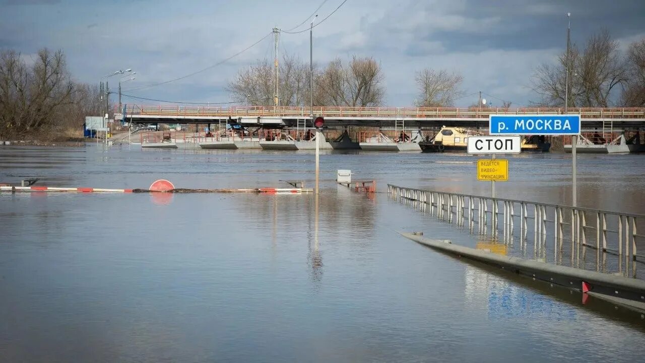 Уровень воды в оке коломна сегодня гидропост. Митяевский мост Коломна. Подтопление в Коломне. Коломна уровень воды. Разлив Москва реки в Коломне.