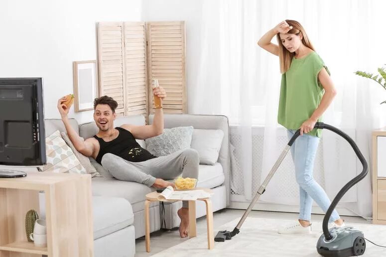 Муж чистит жену после. Муж и жена убираются. Мужчина помогает по дому. Работа по дому. Муж с женой убираются дома.