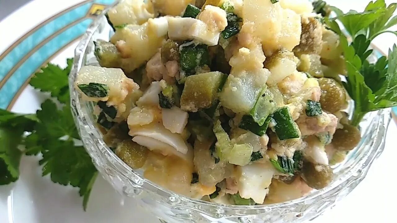 Салат картофельный с солеными огурцами. Салат из печени трески с соленым огурцом. Рыба запеченная с солеными огурцами в духовке. Треска запеченная с морковью. Салат картофельный с солеными огурцами.