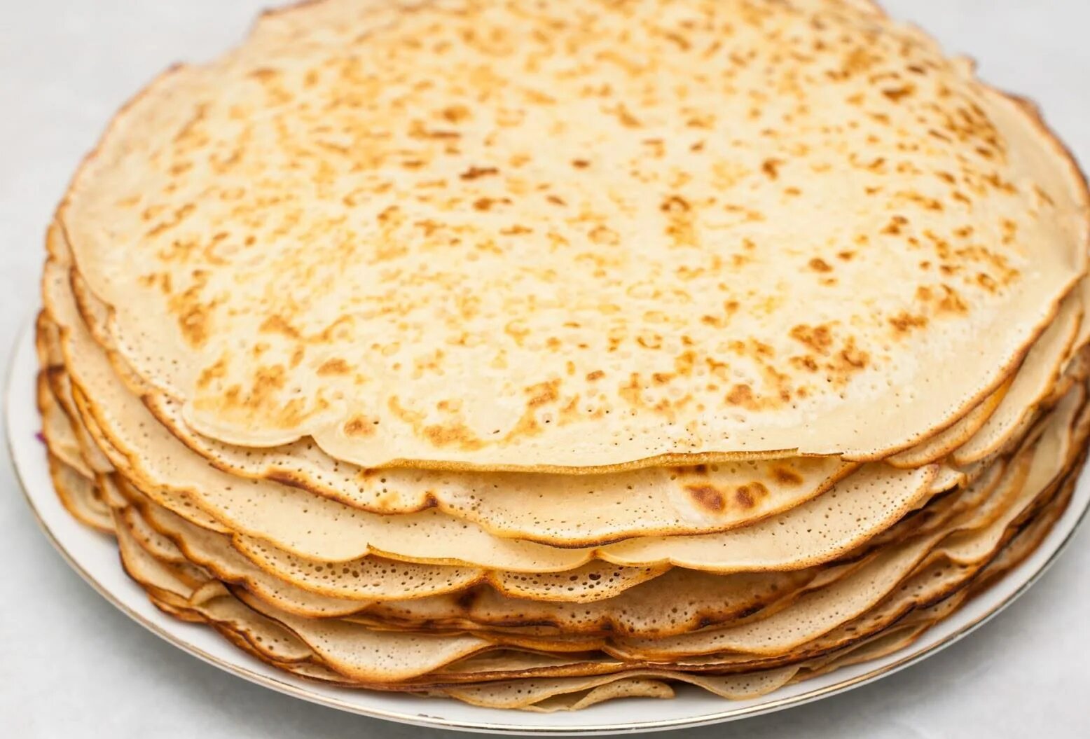 Тонкие блинчики на кефире с дырочками. Blinchiki lister. Блины. Блинчики на молоке. Тесто для блинчиков.