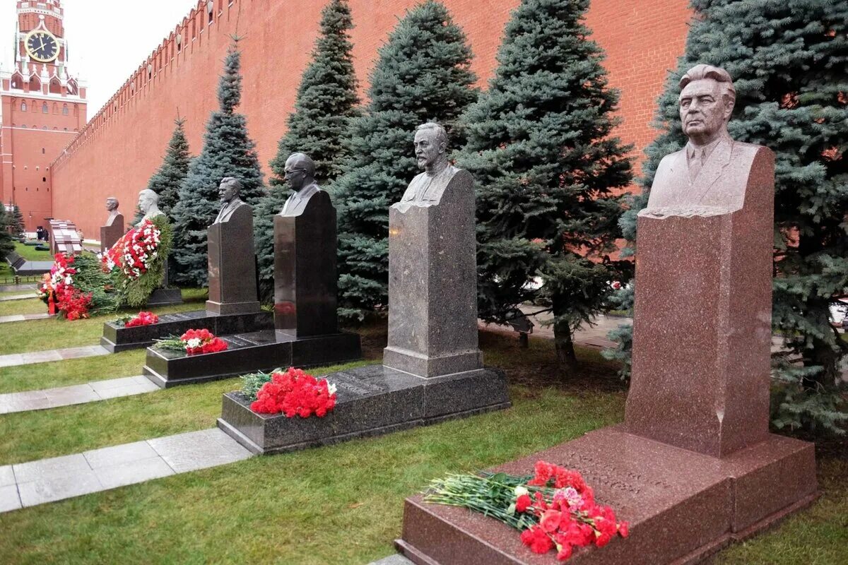 Захоронения у кремлевской стены. Некрополь у кремля могилы москва. никрополь кремлёвской стены. некрополь у кремлёвской стены, москва, красная площадь. некрополь у кремлёвской стены, москва, красная площадь брежнев.