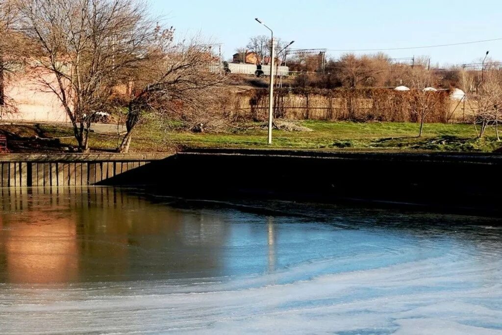 Почему нет воды в ростове на дону. Низкий уровень воды. Водозабор Ростов на Дону. Водозабор на реке. Город на воде.