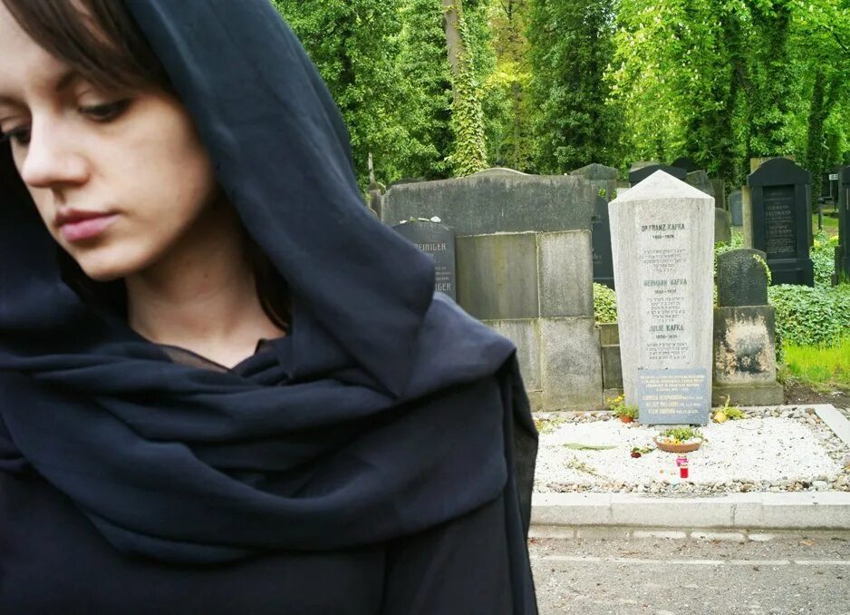 Как носить траур. Гвоздики на кладбище. Вдова женщина. Женщина в трауре. Вдова женщина.