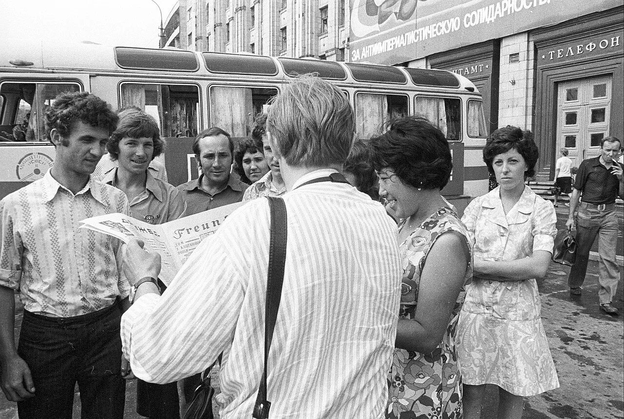 работа гдр. гдр 80-е. советские девушки. советские женщины работницы. комсомольцы гдр.