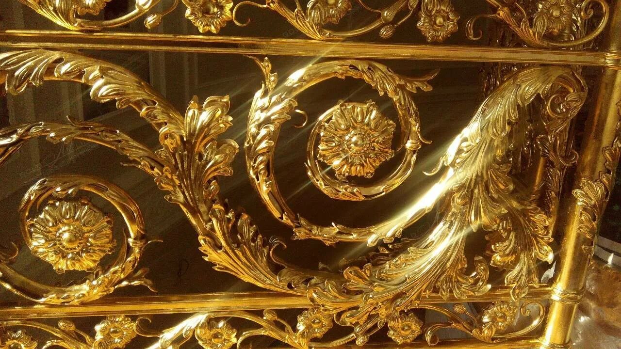 Патина сусальное золото. Лепнина сусальное золото. Капитель с позолотой. Золочение поталью лепнины. Золочение позолота.