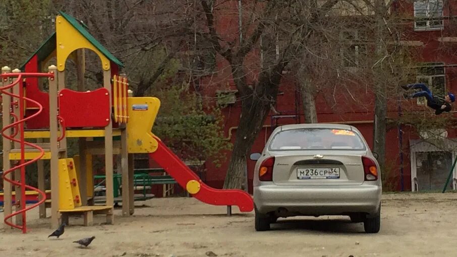 Гражданин сидоров припарковал свой автомобиль на детской. Машины для детских площадок. Машина во дворе. Парковка на детской площадке. Автомобиль припаркованный на детской площадке.
