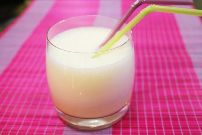 яичный лимонад. гоголь моголь коктейль алкогольный. яичный ликер адвокат. коктейль с ликером advocaat. яичный коктейль.