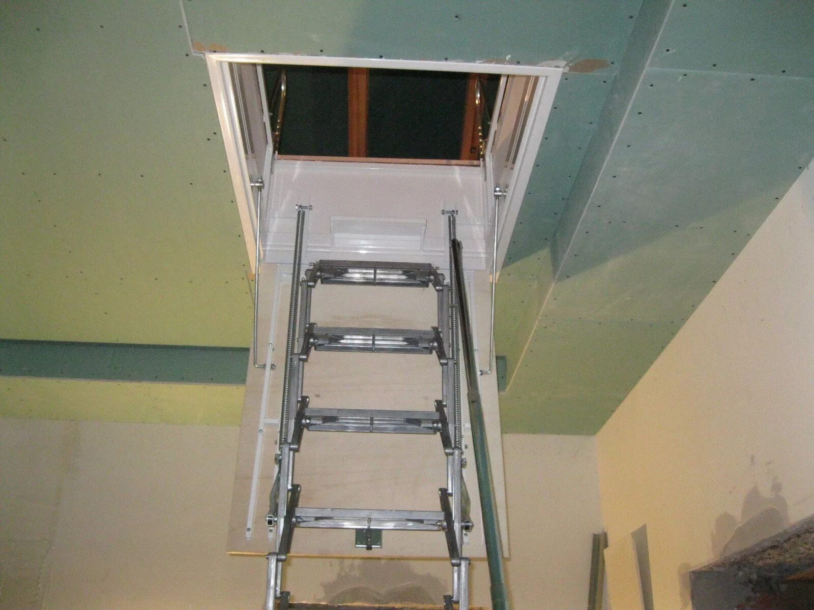 Люк лестница установка. Лестница чердачная 700 700. Лестница Факро проем в перекрытии. Лестница чердачная 3400 в ГКЛ потолке. Отделка чердачной лестницы.