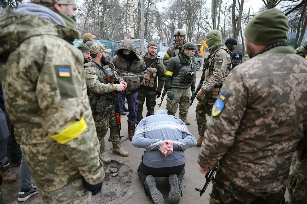 Ютуб новости политики сегодня свежие. Украинские боевики. Издевательства на Украине. События на Украине. Грузинский Легион в Украине.