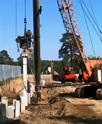 Погружение пвх шпунта вибропогружателем. Захват для свай на вибропогружатель. Вибрационное погружение свай. Вибропогружатель для свай 6т. Запчасти вибропогружатель еsf 55.