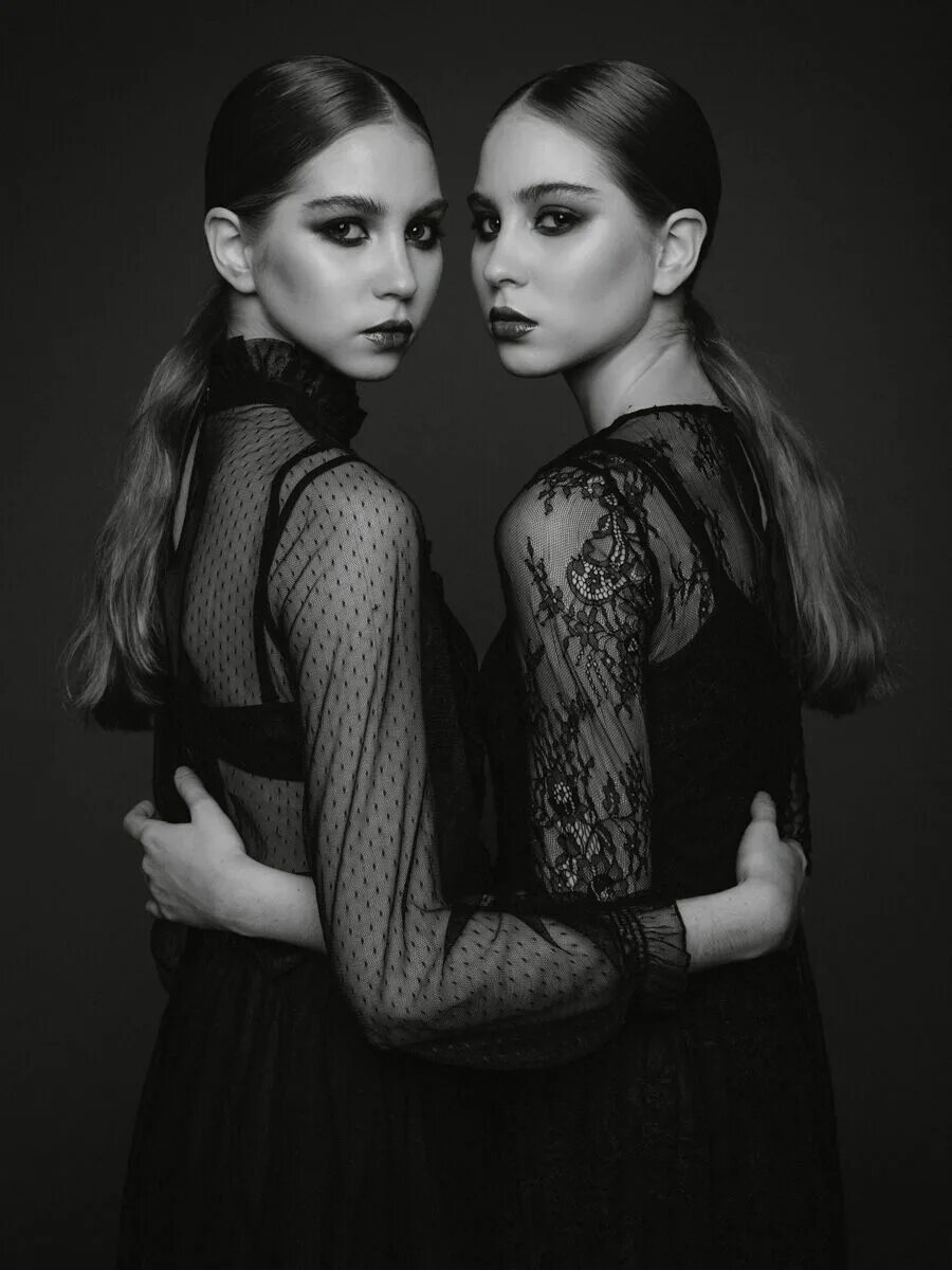 Фотосессия двух. Кравцова Полина Twins-model. Полина Кравцова близняшки. Оля и Полина Кравцовы модели.