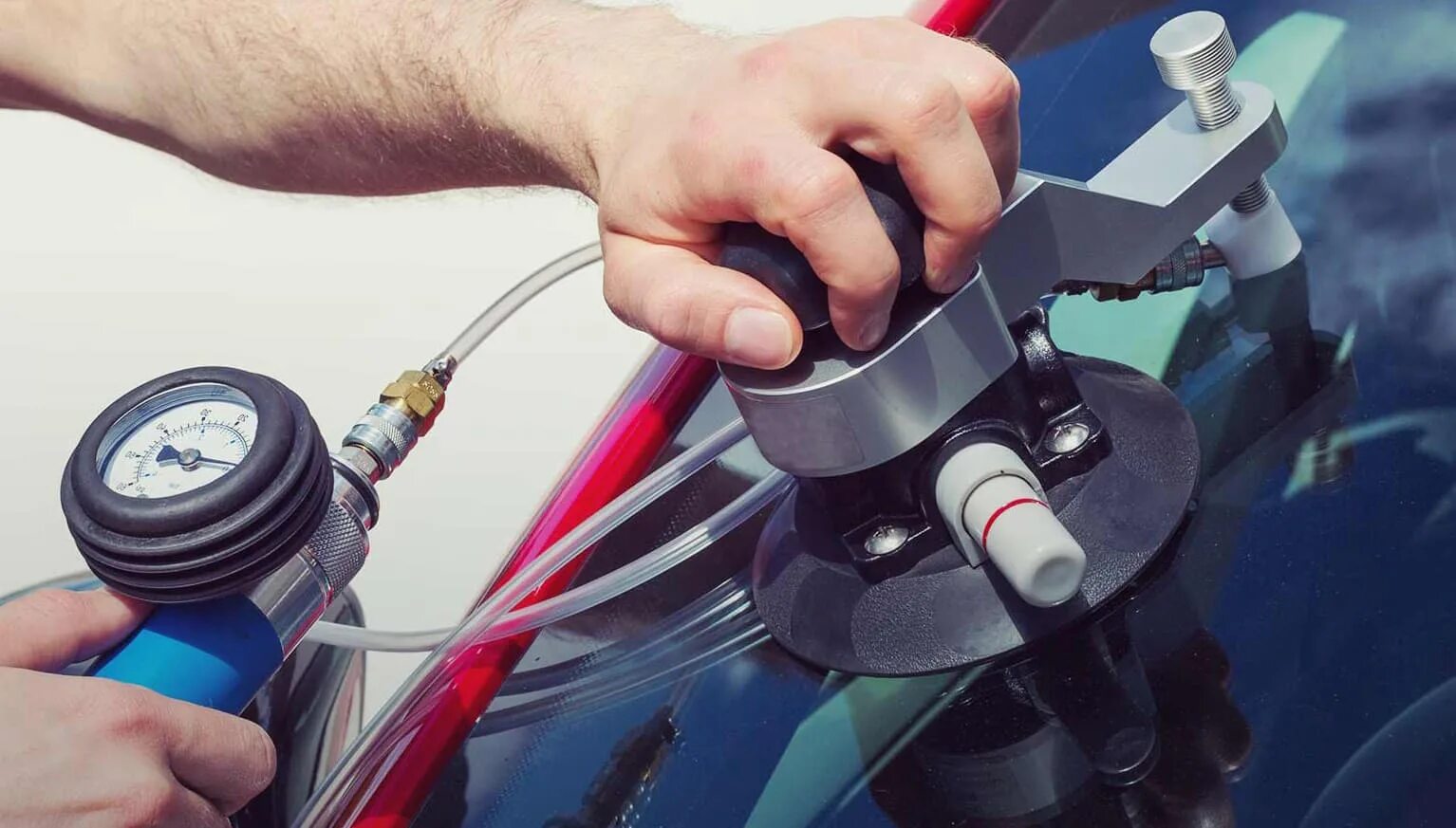 скол автостекла. профессиональный ремонт стекла. ремонт лобовых стекол. шлифовка сколов на стекле. запайка лобового стекла.