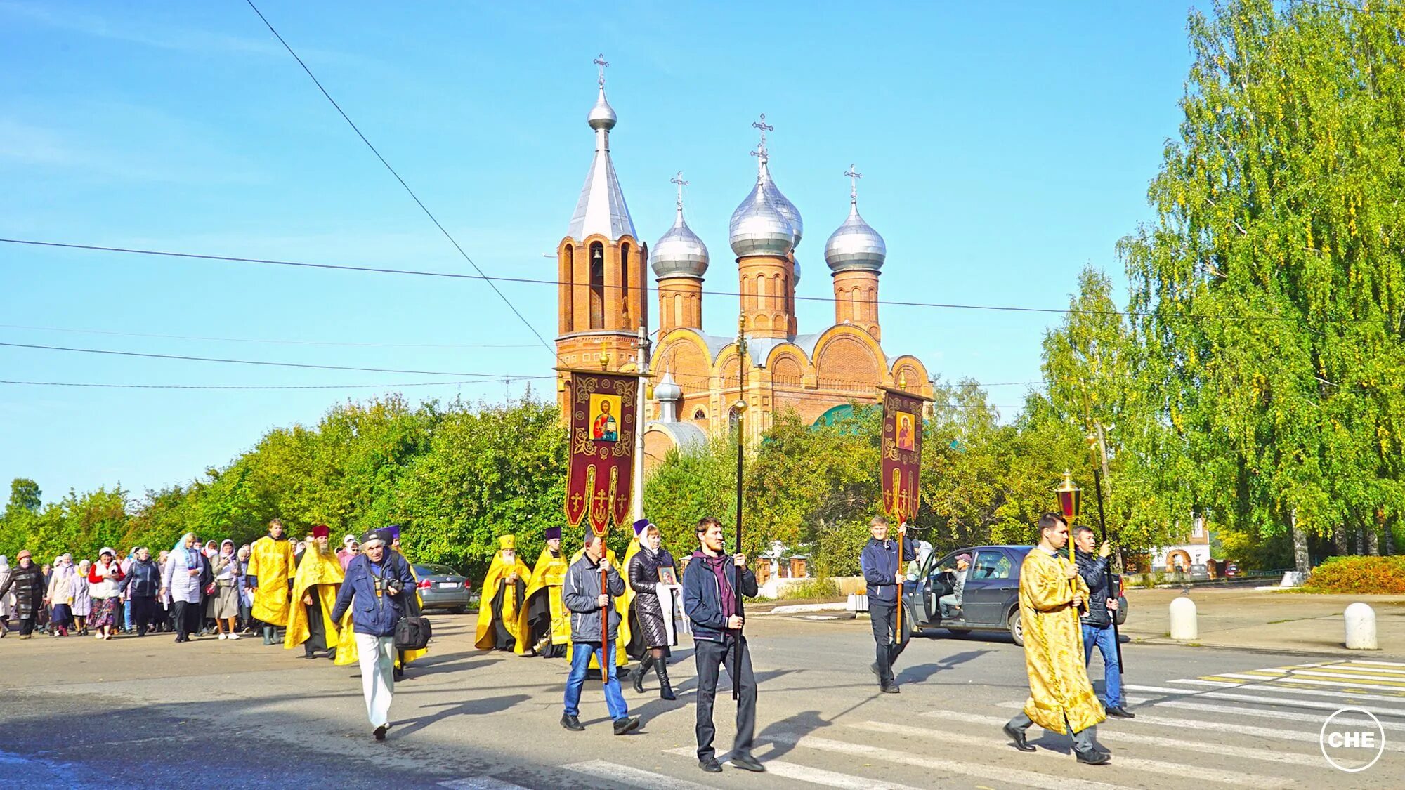 Крестный ход в золочеве 2010. Крестный ход в казани 2022. Крестный ход вокруг храма. Великорецкий крестный ход 2022. Великорецкий крестный ход.