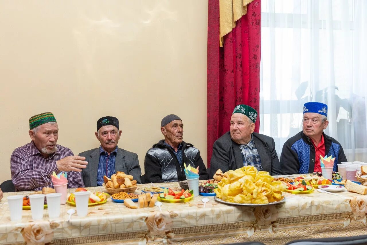 Стол на уразу байрам праздник. Что подарить на ураза байрам. Что подарить на ураза байрам. Украшенный стол на уразу. Мусульманский праздник рамадан.