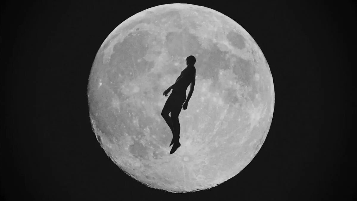 Люди луны какие они. Человек на фоне Луны. Человек на Луне. Человек под луной. Луна фон.