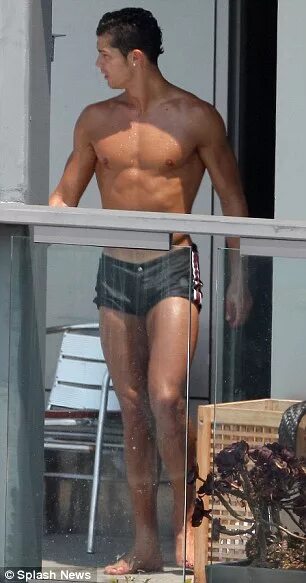 Стояк вверх. Криштиану роналду в труселях. Красивые парни в шортах. Подросток в плавках на пляже. Роналду ориентация.