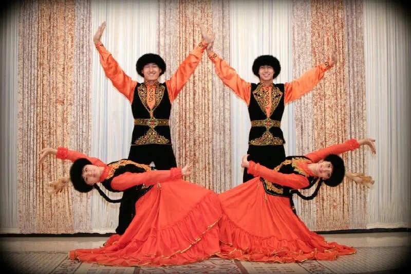 Кыргызский народный танец. Казахский народный танец. Киргизский национальный танец. Казахские национальные танцы.