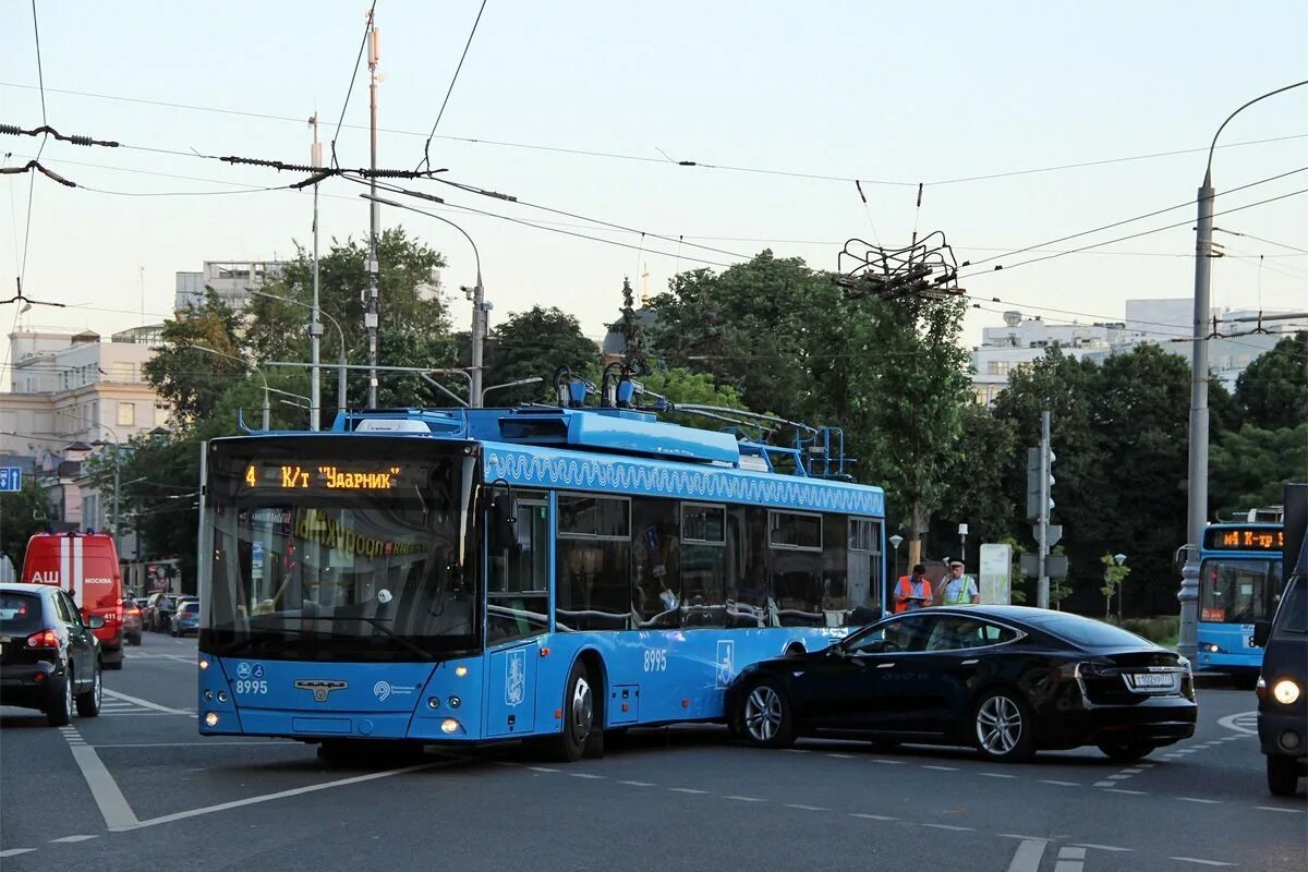 Троллейбус на восток. Троллейбус СВАРЗ-МАЗ-6275. СВАРЗ 6275. Тесла троллейбус. Красивый троллейбус.