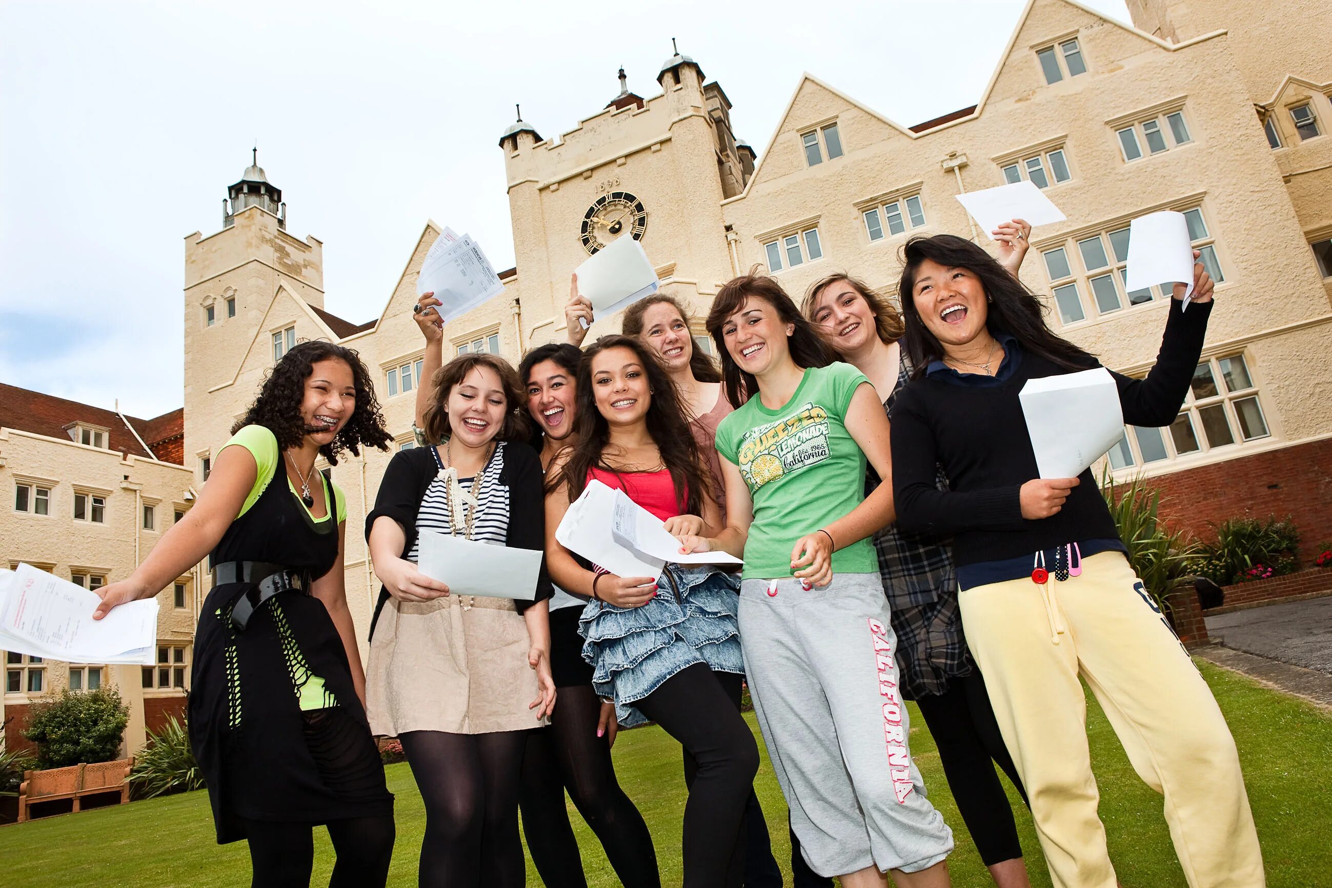 Summer school university. Школа Роудин Англия. Языковая школа в Англии. Школа за рубежом. Школы для девочек в Великобритании.