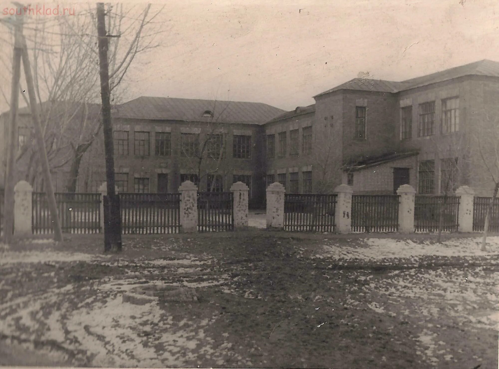 Старая school. Школа 32 глубокий поселок. Школа 6 город Копейск старое здание. Глубокая школа 32 Каменский район. Покровская СОШ Каменский район старое здание.