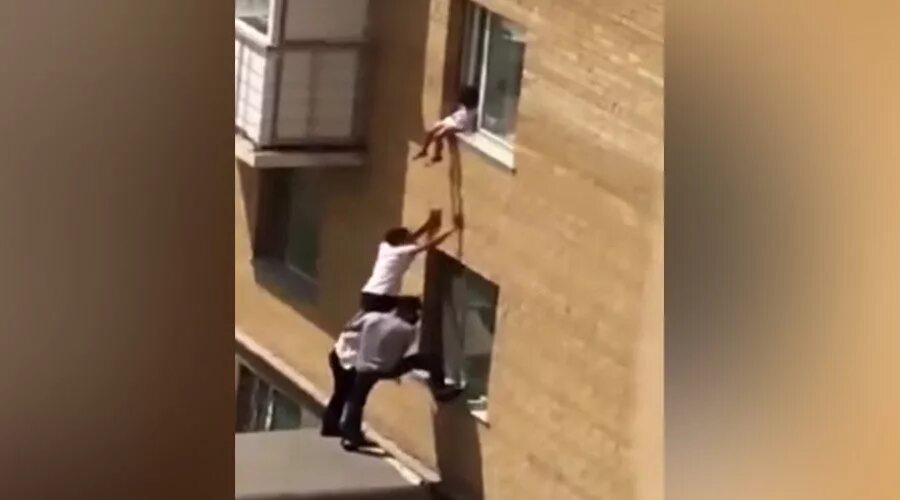 Дом падает со стены. Дом падает со стены