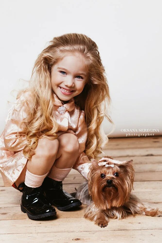 Алисия райс. Алисии райс. alisia rise с собачкой. alisia_332. аватарки с собачками для девочек восемь лет.