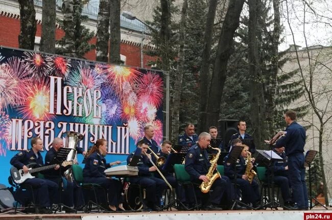 Севастопольские узоры. Военный оркестр Псков. Дом офицеров в Пскове концерт. Город остров Псковская область военный оркестр. Концерт в доме офицеров сегодня Псков.