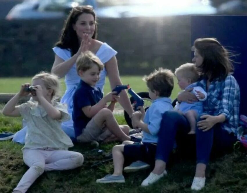 Фото кейт с детьми фотошоп. Дети Уильяма и Кейт. Кейт Миддлтон трое детей. Кейт Миддлтон с детьми. Няня Кембриджских.