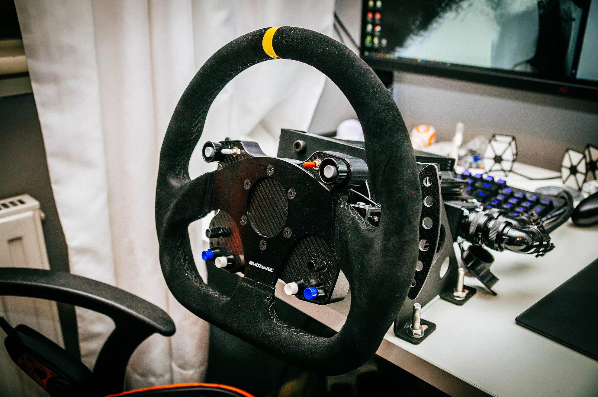 Logitech dfgt. Thrustmaster Fanatec. Fanatec пины на руле. Руль Fanatec в разборе.