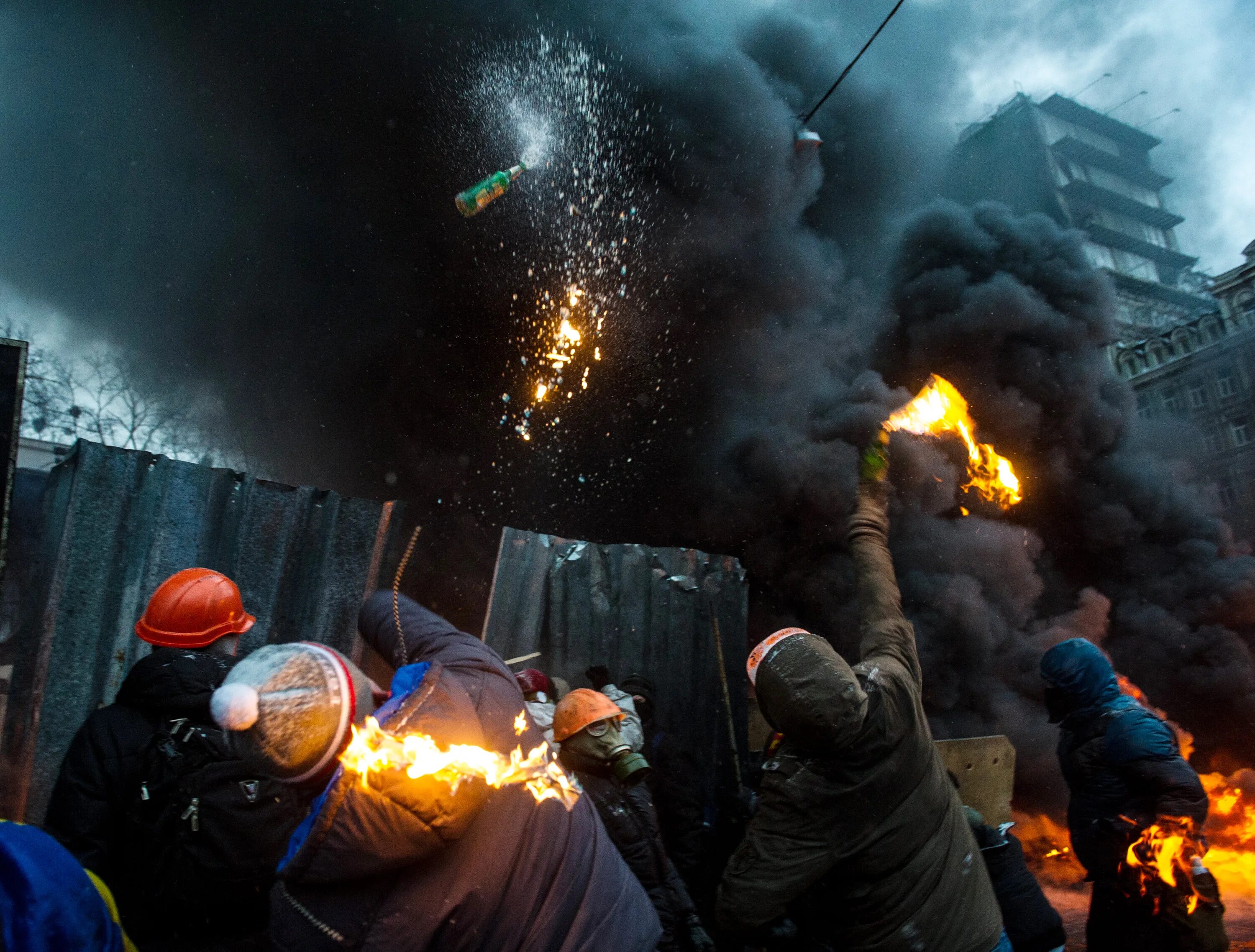 Майдан 2014 горящий Беркут. Евромайдан на Украине в 2014 Беркут. Коктейли Молотова в Беркут Украина. Майдан стоит