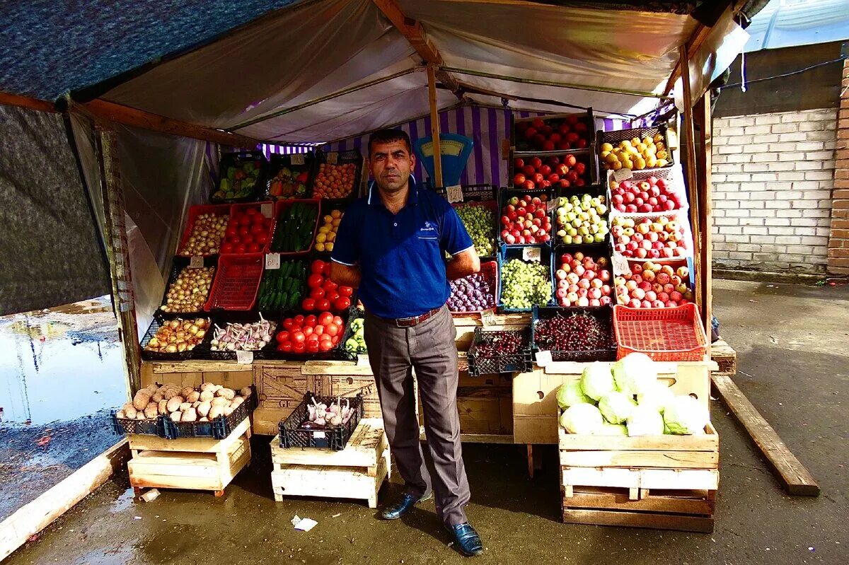 Продажа овощей магазины. Уличная торговля овощами и фруктами. Палатка с фруктами. Палатка с овощами. Прилавок на рынке.