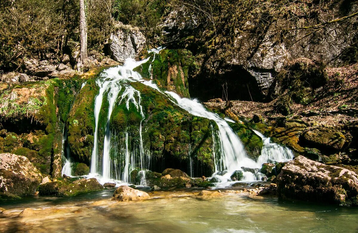Водопад шестиметровка мезмай. Водопад исиченко мезмай. Курджипское ущелье - водопад исиченко. Река курджипс адыгея. Водопад ступени мудрости.