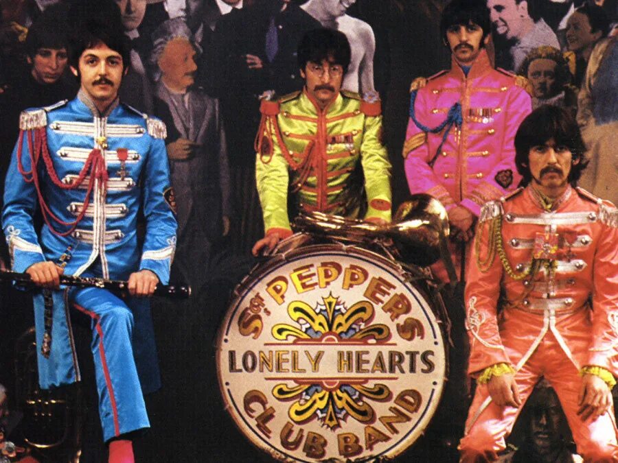 Beatles sgt pepper lonely. The Beatles сержант Пеппер. Sgt Pepper's Lonely Hearts Club Band. The Beatles Sgt. Pepper's Lonely Hearts Club Band 1967. The Beatles Sgt Pepper оркестр 1967.