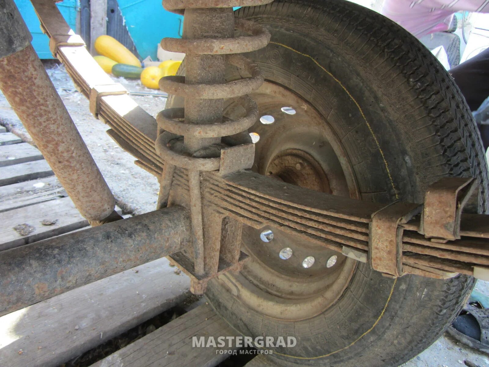 2 прицеп. Прицеп мини 1200 (опрокидывающийся кузов, грузоподъемность 150 кг). Вынос колес из под арок прицепа. Как увеличить грузоподъемность. Пружины на прицеп легковой.