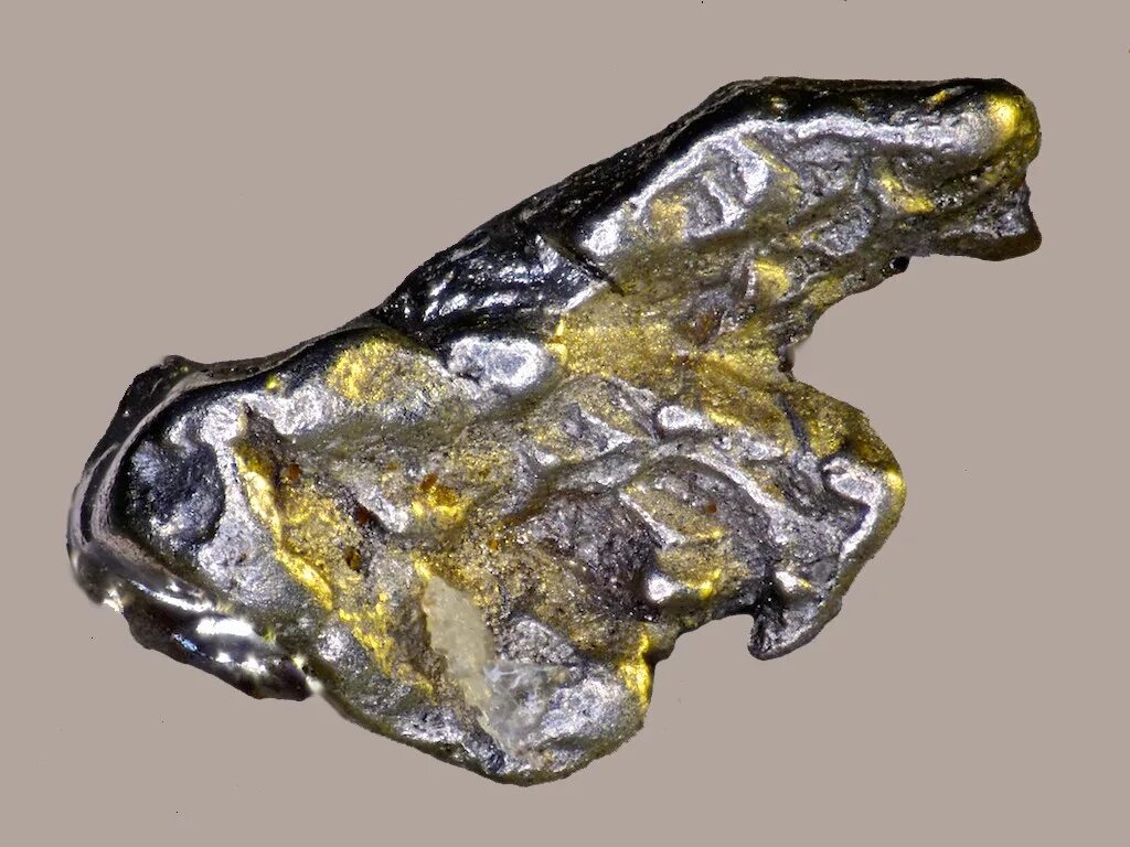 серебряный слиток на черном фоне. платиновый металл 5 букв. галенит минерал. рутений химический элемент. самородок платины.