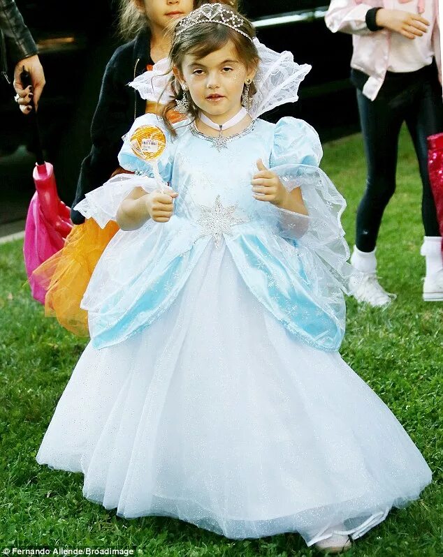 Мальчик в платье принцессы. Мальчик в бальном платье. Мальчика нарядили в платье. Одеть платье принцессе.